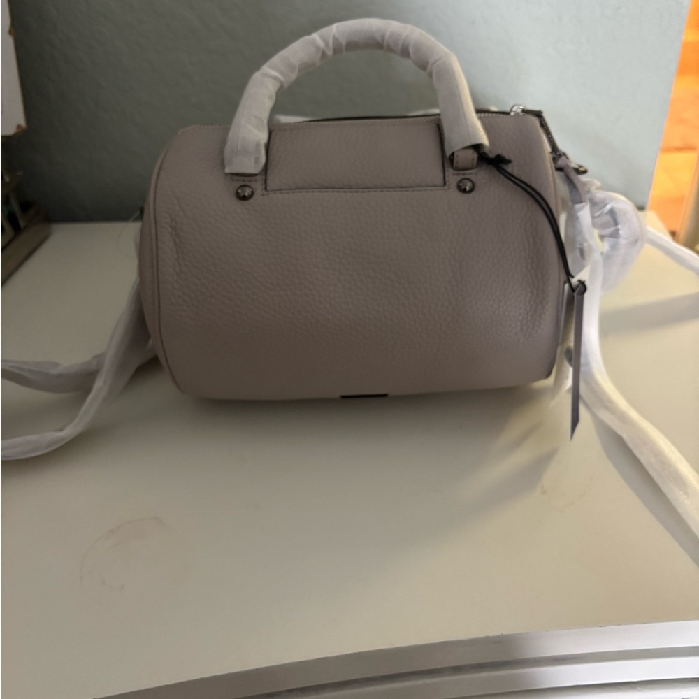 REBECCA MINKOFF SIGNATURE DUFFLE 
COLOR PUTTY NWT